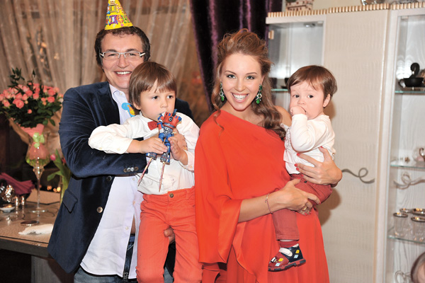 Дибровы воспитывают троих сыновей. На фото - Дмитрий со старшим Сашей и Полина со средним Федей в ожидании младшего Илюши