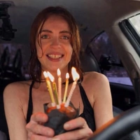 28-летняя девушка из Томска бросила всё и уехала на Алтай. Уже 5 месяцев она живет в легковушке