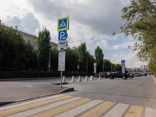 А здесь платно можно стоять даже автобусам. Правда, помещаются на эту парковку они с большим трудом | Источник: Алексей Волхонский / V1.RU