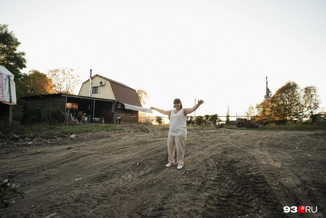 Елена показывает, каких размеров у нее была сушилка для мяса, прежде чем она рухнула в оползень | Источник: Дарья Паращенко / 93.RU