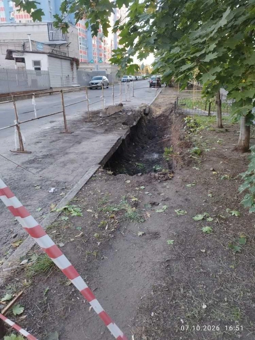Так выглядит место аварии, из-за которой более 10 домов на ул. Владимира Невского остались без горячей воды | Источник: Читатель Voronezh1.ru