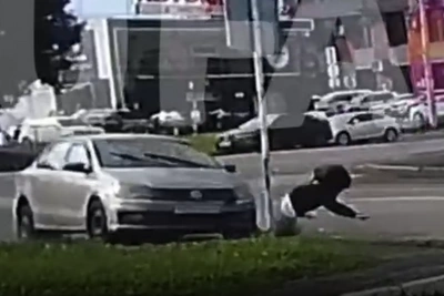Самокатчицу сбили на переходе в Уфе — видео