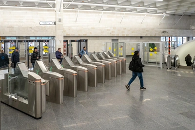 Полицейский в метро Петербурга брал взятки за «крышевание» мигрантов