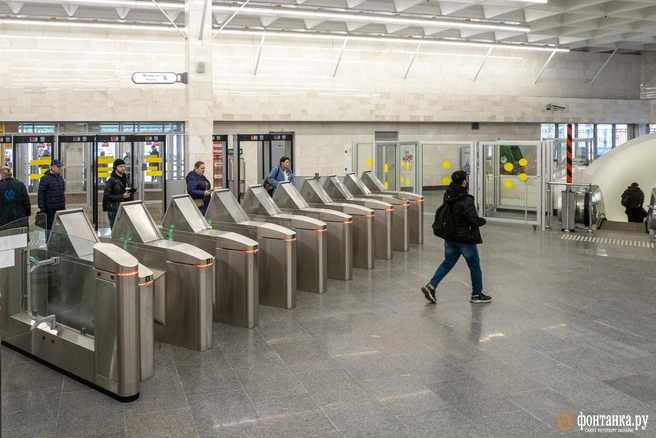 Получал от 2 до 5 тысяч: командир взвода ППС в петербургском метро попал под статью за «крышевание» мигрантов | Источник: Михаил Огнев / FONTANKA.RU