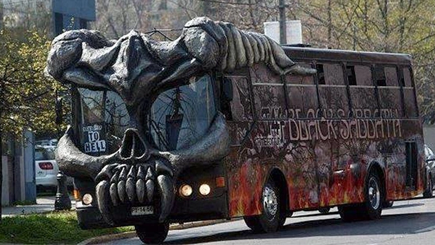 25 самолетов и автобусов рок-звезд