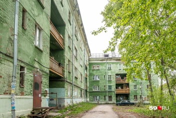 Четырёхэтажка на Уральской, 84 с поблекшими стенами | Источник: Василина Любимова / 59.RU