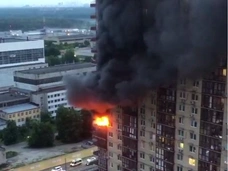 Пожарный и ребенок погибли, пытаясь спастись из огня в многоэтажке Королева — жуткие кадры