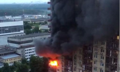 Пожарный и ребенок погибли, пытаясь спастись из огня в многоэтажке Королева — жуткие кадры