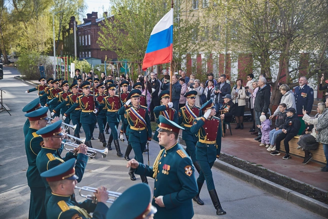 Акцию «Парад у дома ветерана» провела Росгвардия | Источник: Александр Ощепков/NGS.RU