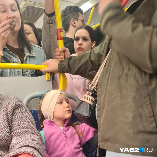 Люди жмутся друг к другу даже в большом автобусе, потому что места нет | Источник: Светлана Коновалова / YA62.RU
