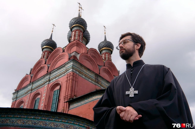 С 2011 года Александр Сатомский&nbsp;— настоятель храма Богоявления. На тот момент ему было 23 года | Источник: Евгений Кудрявцев / 76.RU 