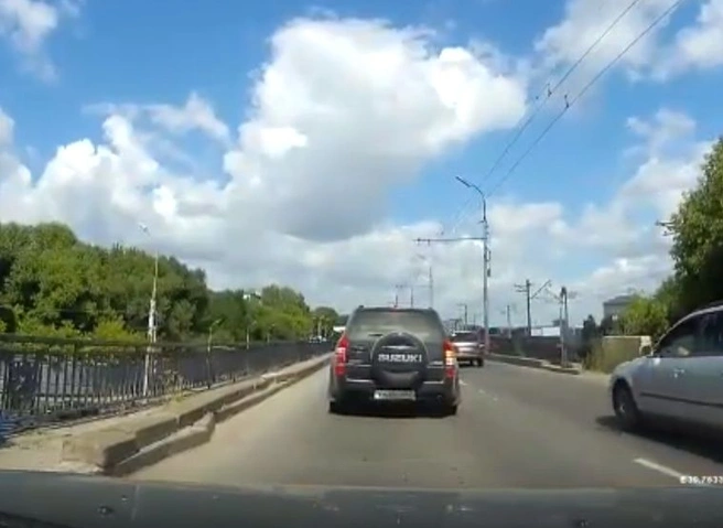 В Рязани очевидцы спасли оказавшегося на краю моста мужчину (видео) | ya62.ru
