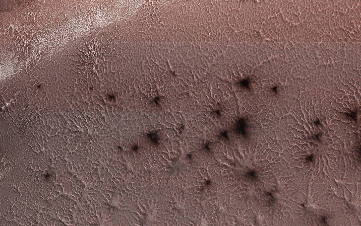 На Марсе обнаружили «пауков»