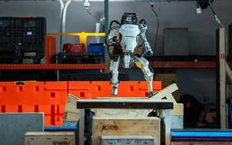 Его прощальный поклон: компания Boston Dynamics отправила на пенсию двуногого робота Atlas и показала его преемника