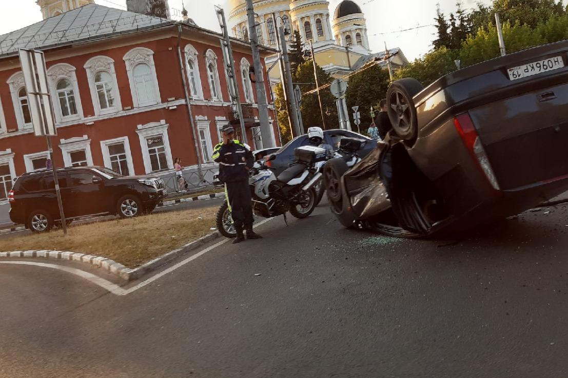 В Рыбинске у Соборной площади перевернулась машина: пострадали пять  человек, 24.06.21 - 24 июня 2021 - 76.ру