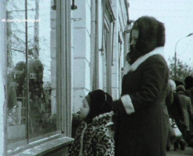 В 1979 году магазин «Детский мир» был на перекрестке Первомайской и Республики. С нескрываемым восторгом девчонки и мальчишки разглядывали сверкающие витрины, мечтая получить что-то себе | Источник: Тюмень до нашей эры / Vk.com