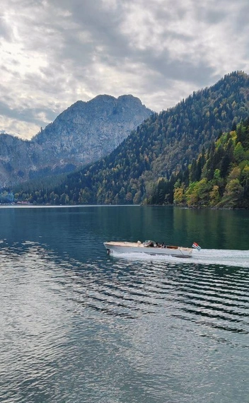 Катер, который возит туристов | Источник: личный архив Евгении