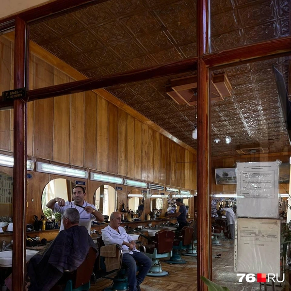 Салон до сих пор работает. Сюда ходят стричься местные. Сотрудники и посетители привыкли к туристам, в парикмахерскую часто заходят сделать фото на память  | Источник: Кристина Геворкян / 76.RU