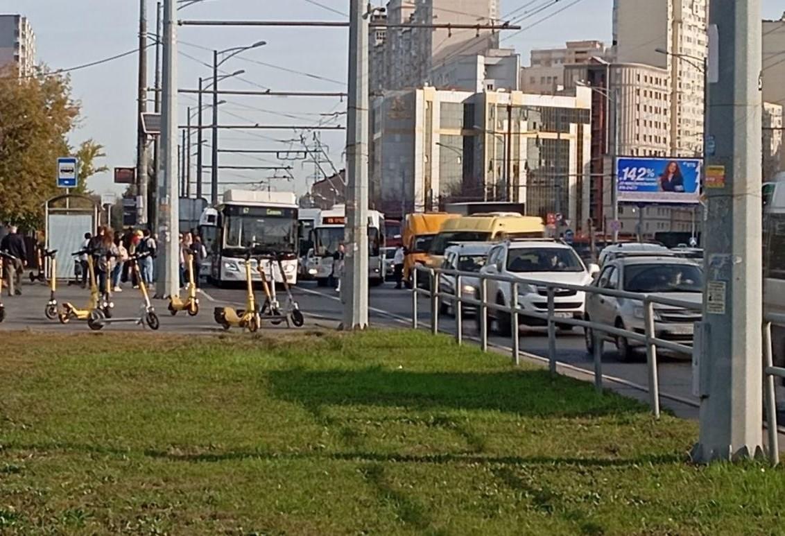 В Самаре на остановке у автовокзала троллейбус врезался в автобус