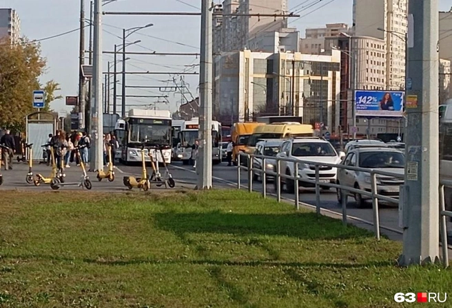Столкнувшиеся автобус и троллейбус заняли практически все пространство перед остановкой | Источник: читатель 63.RU