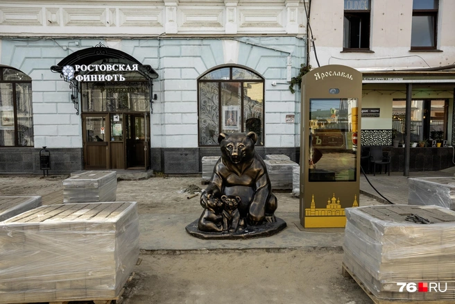 «Медведица с медвежатами» пока держится на плиточном островке  | Источник: Александр Куренной / 76.RU