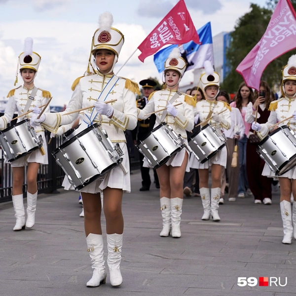 Девушки задавали ритм процессии | Источник: Репсиме Зурнаджян / 59.RU