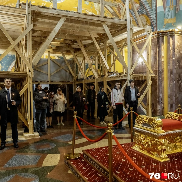 Священнослужитель зачитал молитву во время панихиды | Источник: Александр Куренной / 76.RU