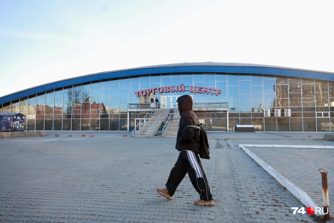Горожане привыкли ходить мимо Торгового центра. А большинство зумеров вообще ни разу не были в этом здании | Источник: Михаил Шилкин