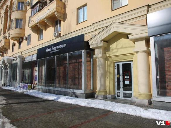 После неудачной попытки продажи бара его владелец решил сдать помещение в аренду | Источник: Константин Завриков / V1.RU