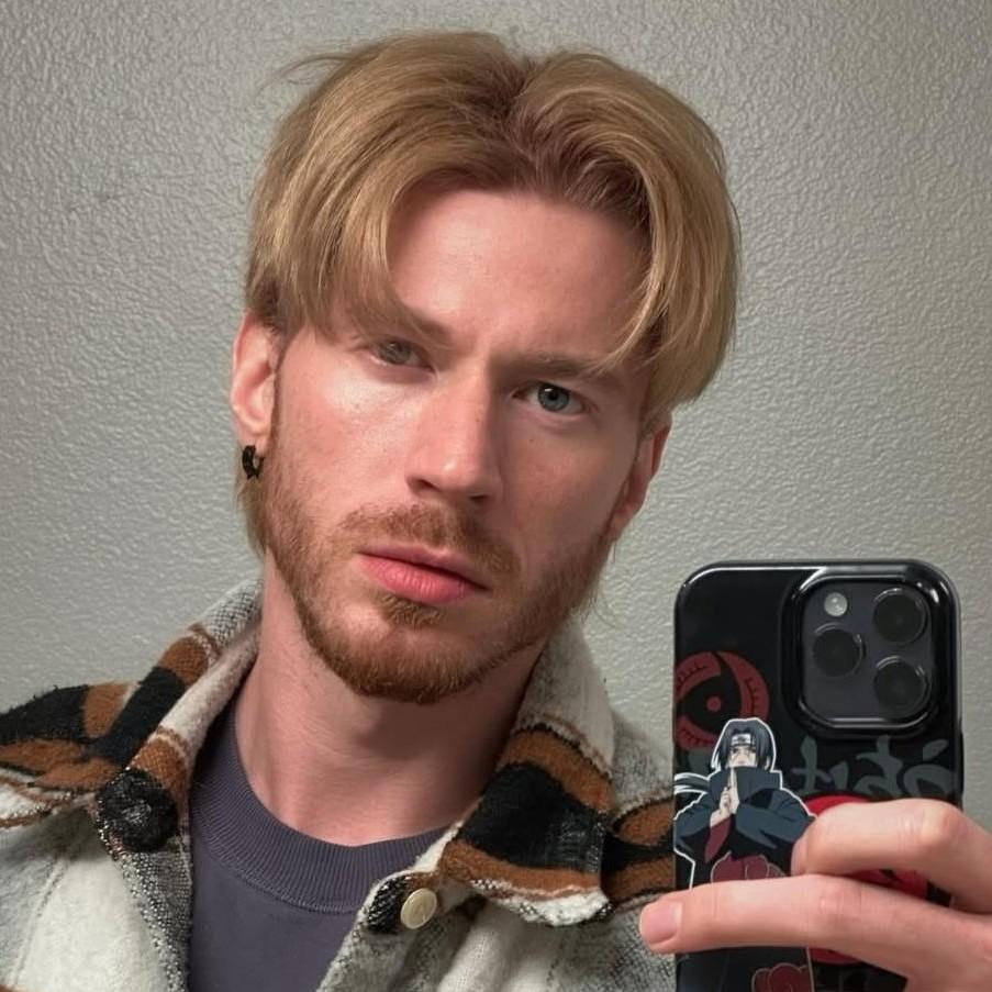 Никита Пресняков засветился с новой девушкой после развода: парочка летела в самолете и капризничала