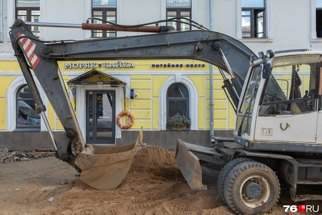 Временно за столиками у окна открывается вид на экскаватор | Источник: Александр Куренной / 76.RU