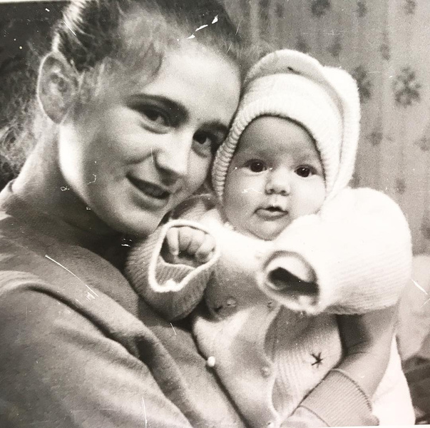 Юлия Барановская в детстве с мамой