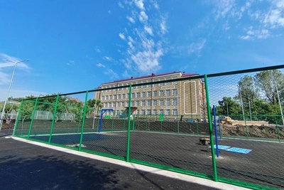 В Красноярске у школы обрушился грунт перед учебным годом