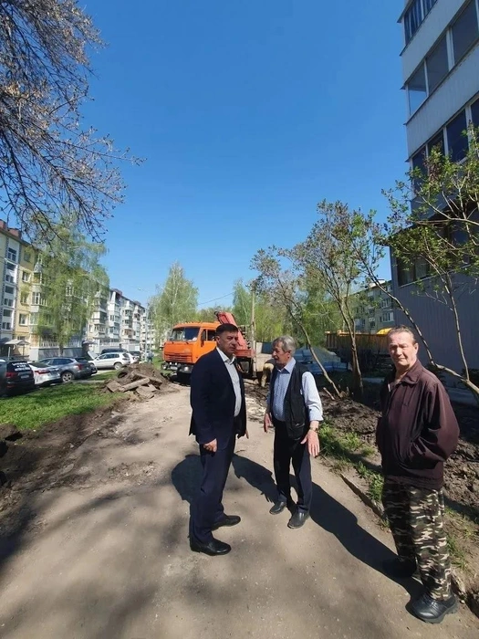 На Орджоникидзе, 59 началось благоустройство двора | Источник: ugd.ru