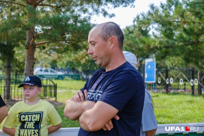 Глава семейства работает с электрикой | Источник: Булат Салихов / UFA1.RU