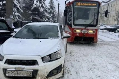 Tula Drivers Warned of Fines for Stopping on Tram Tracks