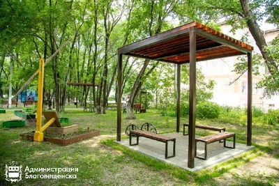 У школы в Благовещенске открыли лаунж-зону с зеленым театром
