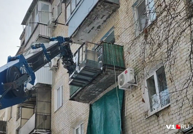 Демонтаж балкона осуществлялся под наблюдением судебных приставов | Источник: Денис Паустовский / V1.RU