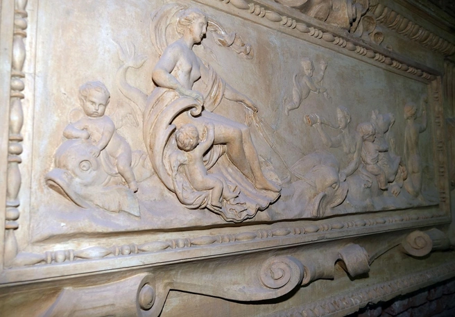 Также Первая студия украшена барельефными панно на греческий сюжет о похищении Амфитриты | Источник: Анжела Мнацаканян / «Фонтанка.ру»