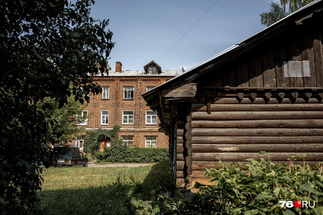 Во дворе сохранилась большая деревянная постройка | Источник: Александр Куренной / 76.RU