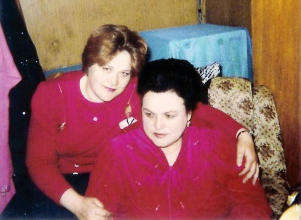 Татьяна Свинкова (слева) верой и правдой служила Людмиле Зыкиной с 1985 года. Фото из архива Свинковой