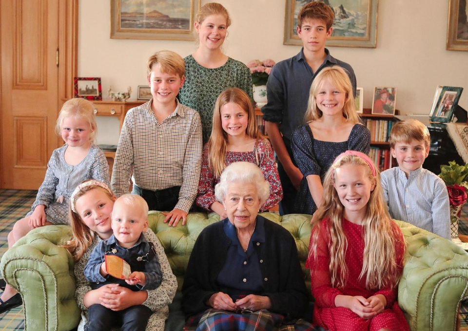 Послание королевы: тайный смысл на последней фотографии Елизаветы II с внуками (вы точно его не замечали)