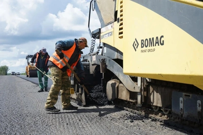 В Саратовской области ремонтируют 13 социально значимых дорог