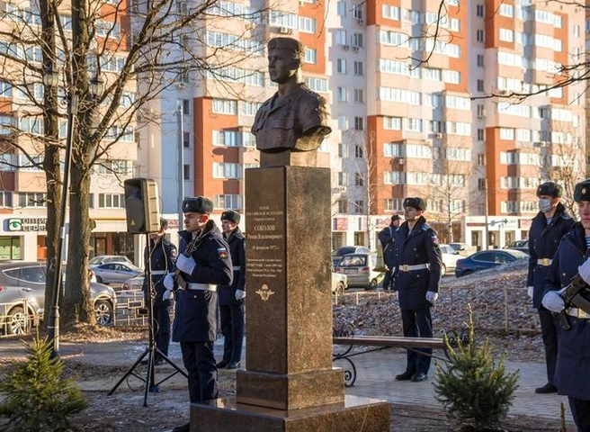 В Рязани открыли памятник Герою России Роману Соколову | ya62.ru