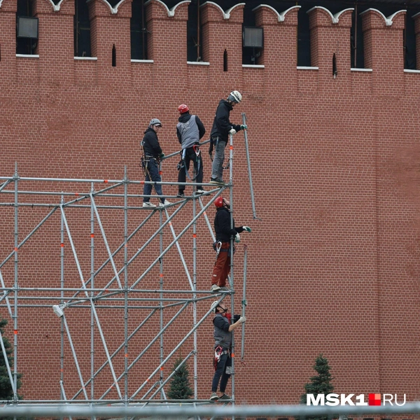 Рабочие разбирают металлические опоры возле Кремля | Источник: Артем Устюжанин / MSK1.RU