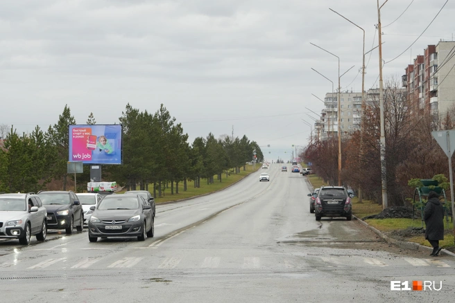 По этой дороге Михаил гнал, пока не вылетел на тротуар возле «Монетки» | Источник: Кирилл Кушнов / E1.RU