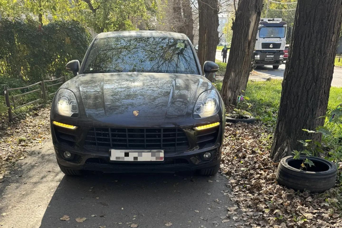 Екатеринбурженка на Porsche прокатилась по тротуару — она оправдывалась наклейкой «инвалид»