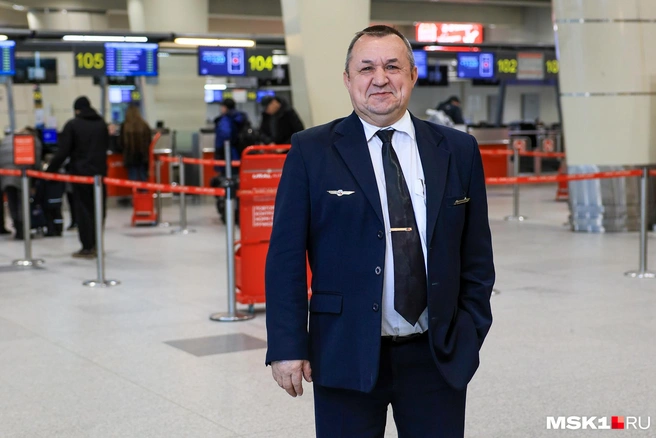 Александр Мыльников работает бортпроводником 36 лет | Источник: Артем Устюжанин / MSK1.RU