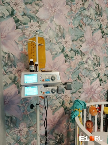 Даже дома у малышки стоят специальные устройства для капельниц и парентерального питания | Источник: Евгения Овчинникова