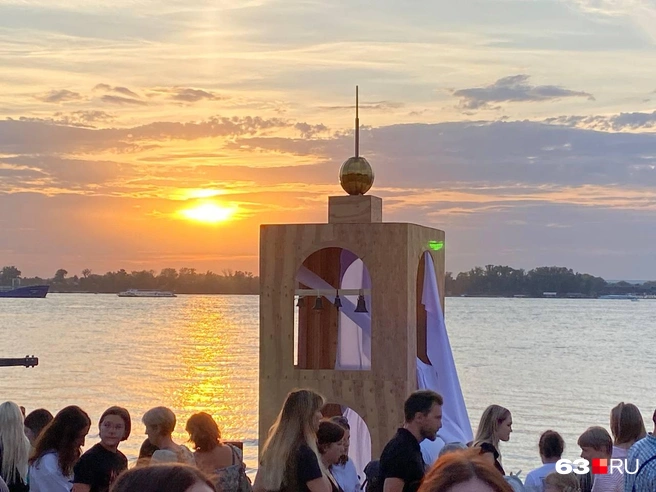 Отдельного внимания заслуживает эта мини-колокольня. Ведь на самом деле это диджейский пульт!  | Источник: Ксения Бирюкова / 63.RU 